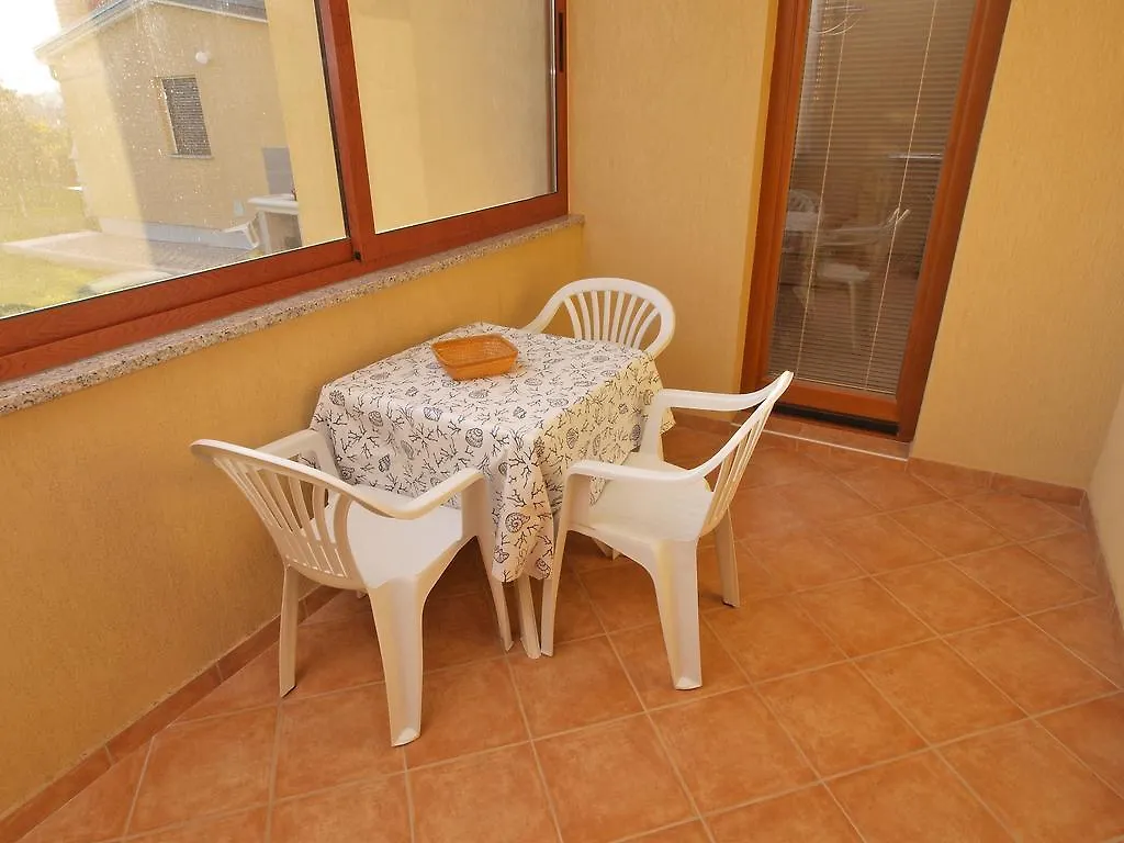 Apartments Fumica 954 Pola